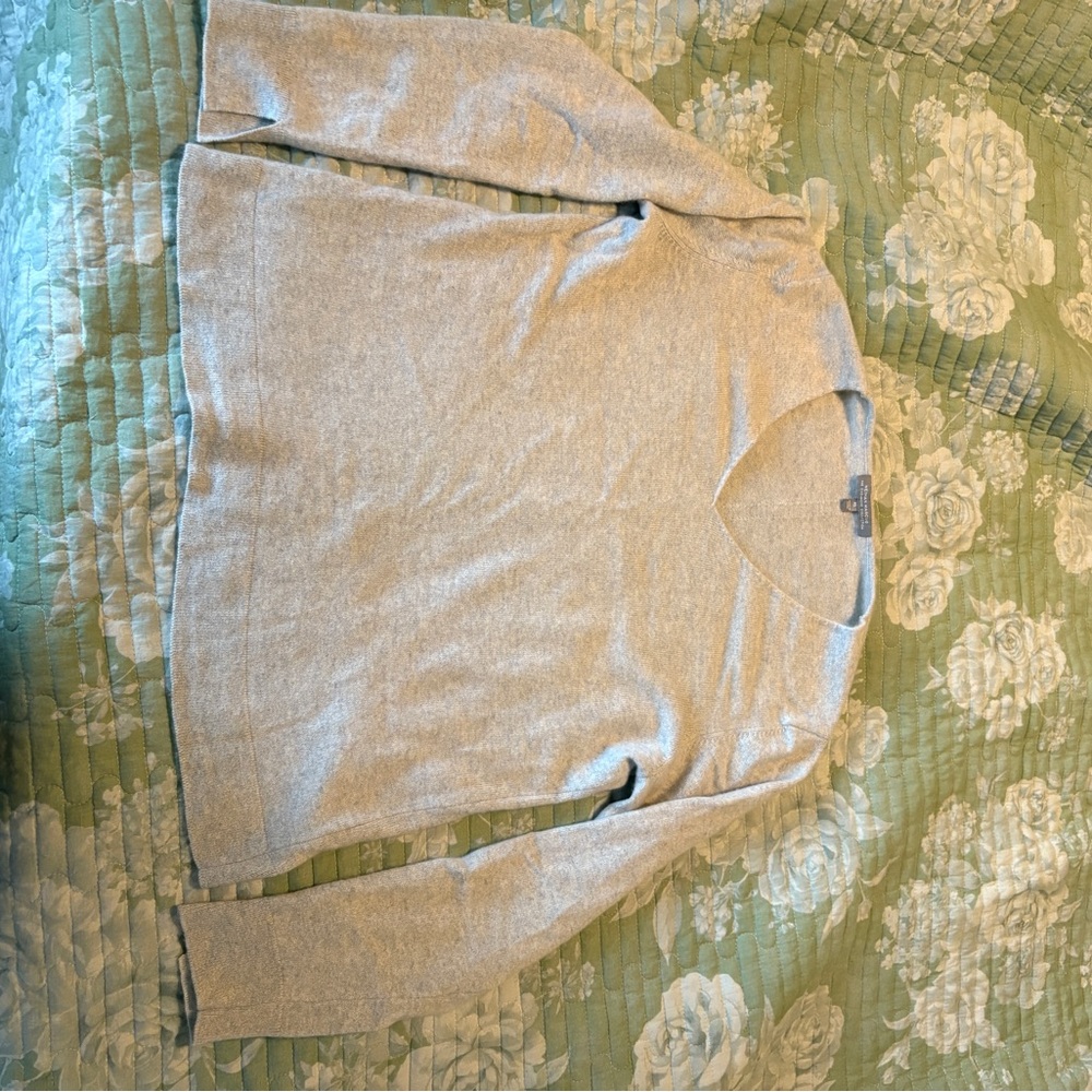 Neiman Marcus Light Gray Cashmere V-Neck Sweater